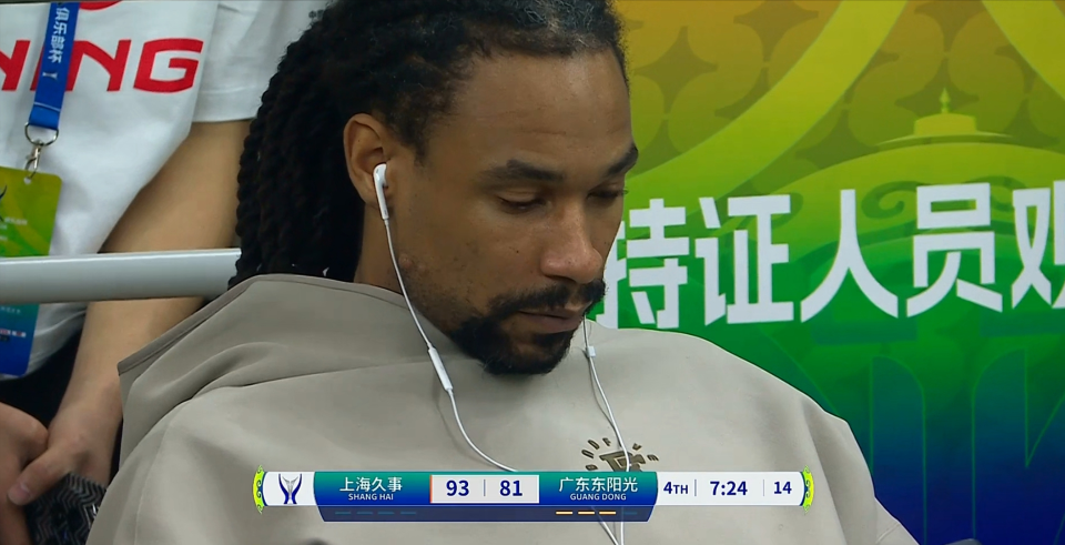 球天下体育官网-已打完广东最后一场？球队落后，玩手机漠不关心，解说员：不应该
